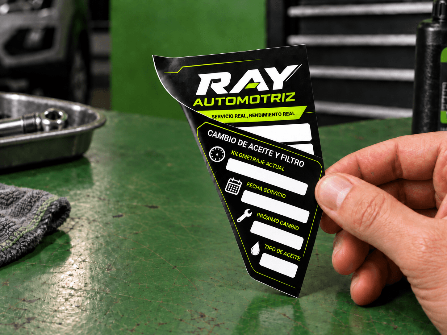 Sticker troquelado doble cara personalizado para servicio automotriz, con impresión visible por ambos lados